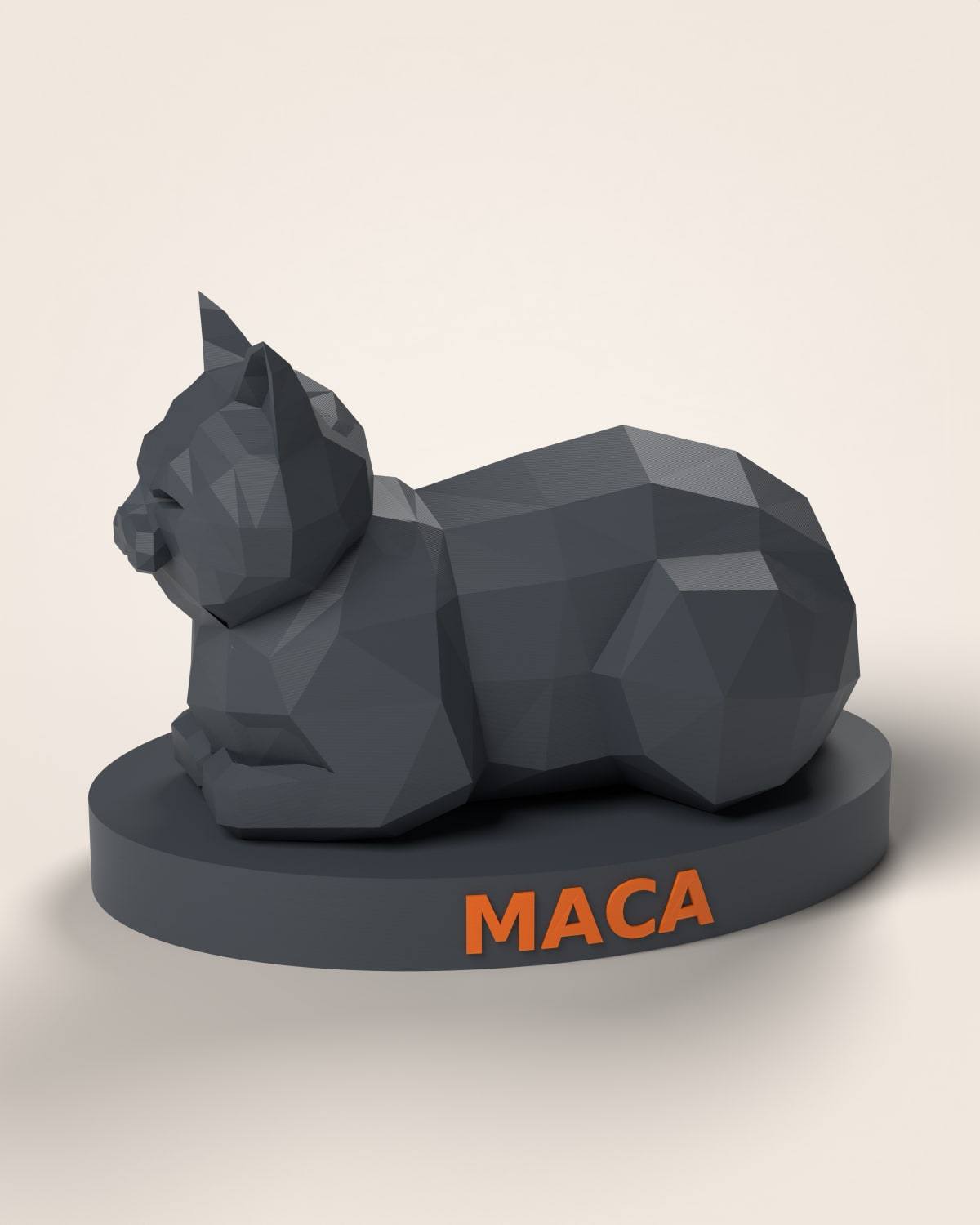 Low poly figurica mačke koja leži opušteno na niskom ovalnom postolju s imenom MACA