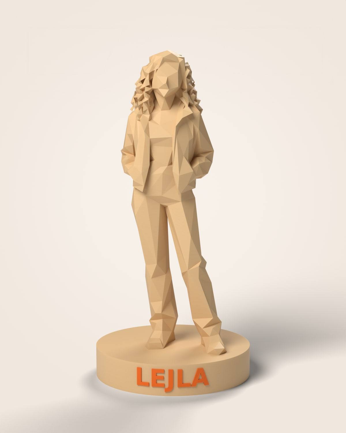 Low poly figurica djevojke od ravnih faseta na okruglom postolju s imenom LEJLA