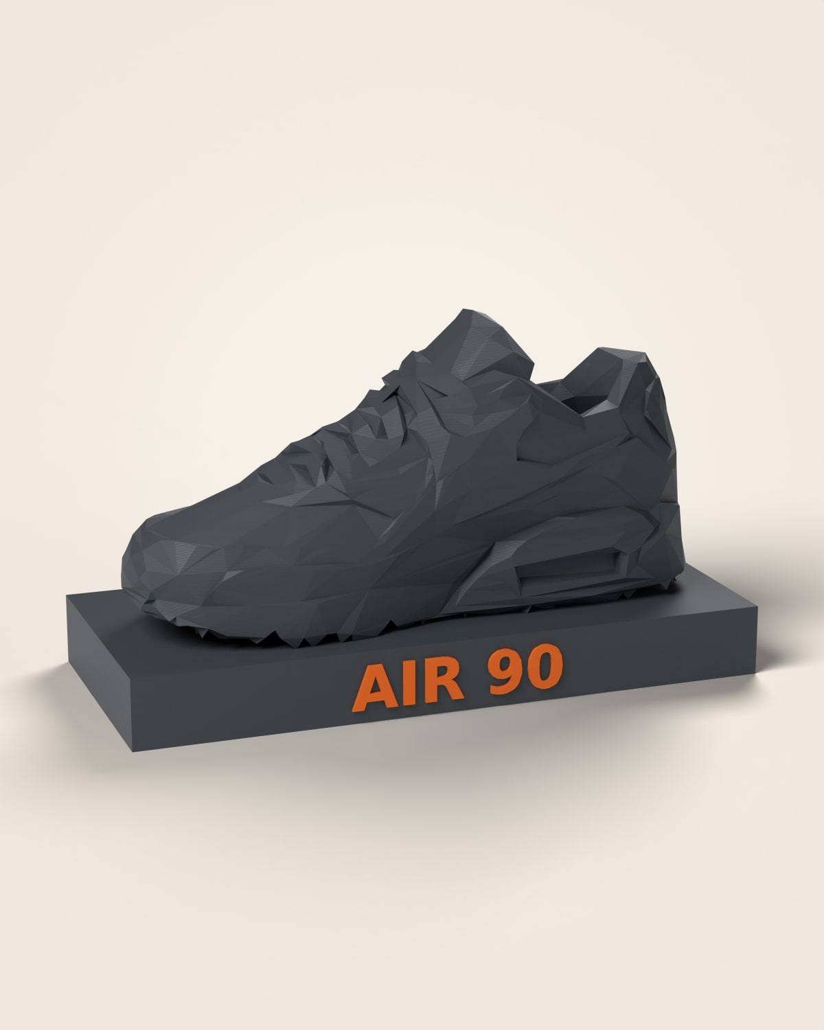 Low poly kopija tamnosive patike od ravnih faseta na tamnosivom postolju s natpisom AIR 90